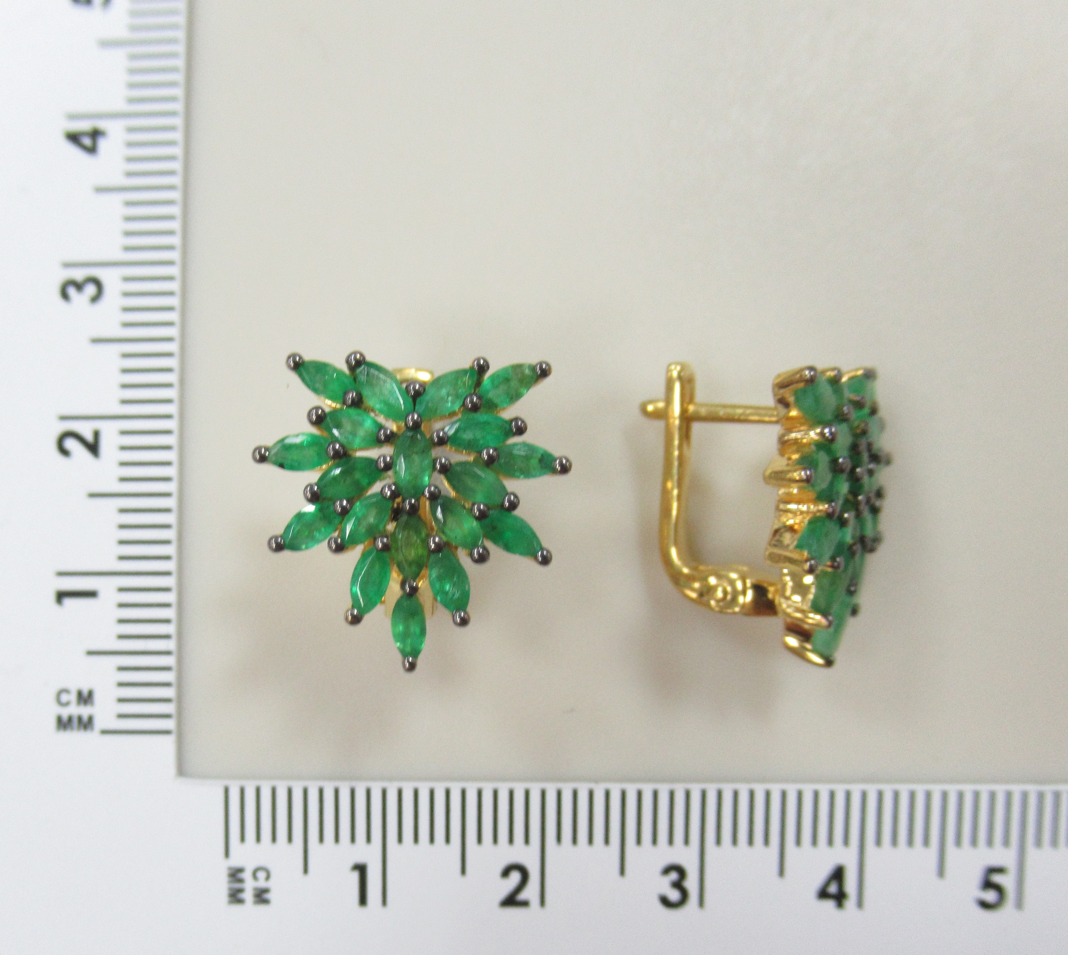 Серебряные серьги с изумрудами